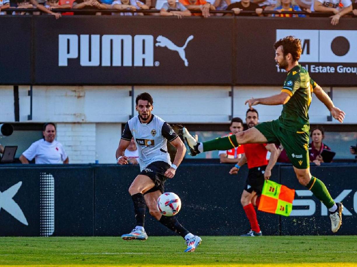 El jugador fue detenido por la Guardia Civil tras la denuncia presentada por una mujer de 25 años, que denunció este lunes que fue con una amiga de 21 años a casa del futbolista.