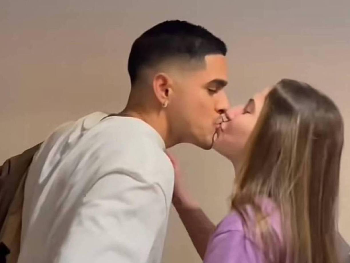 Posteriormente tanto Luis Palma y Annie Córdova se dieron un beso. 