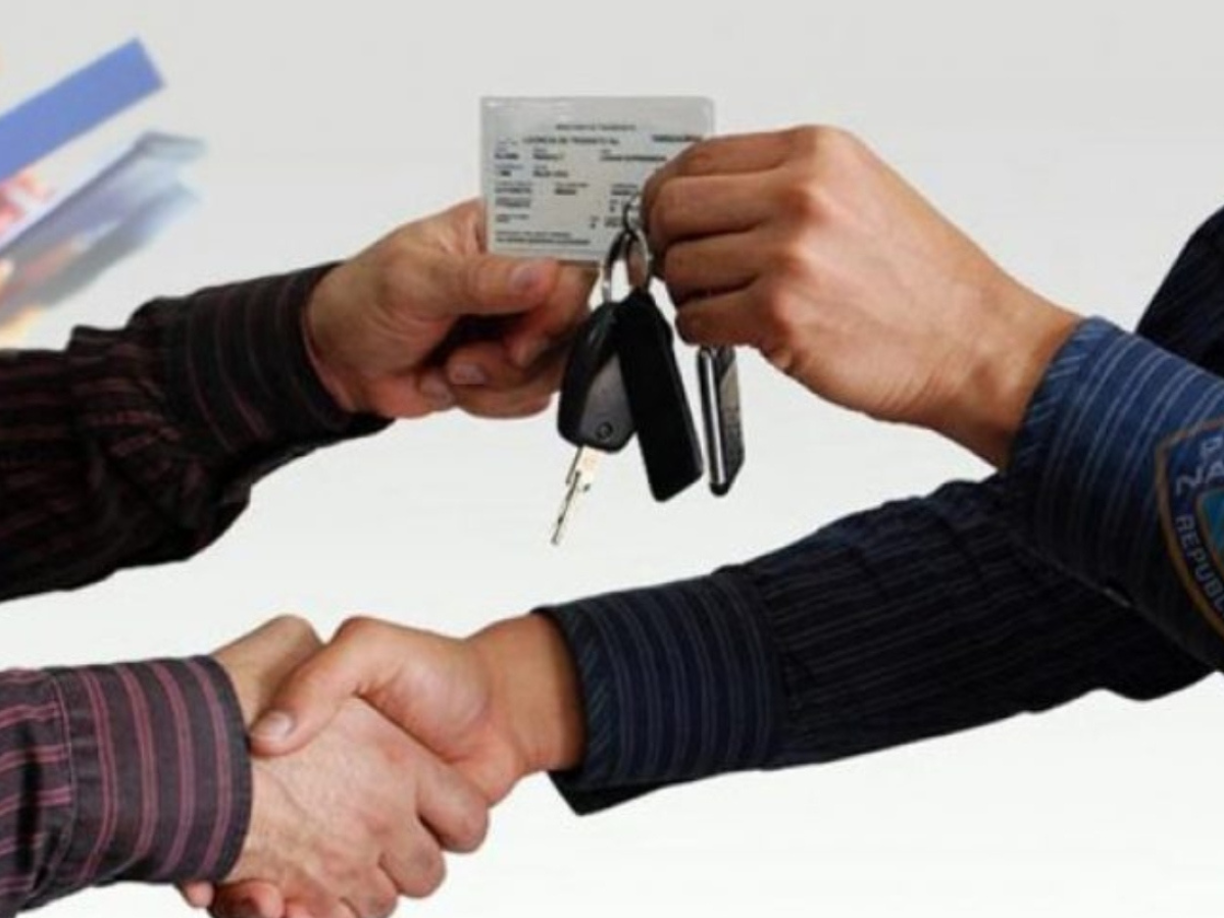 7. En el Banco le extenderán la nuevo revisión del vehículo a su nombre.