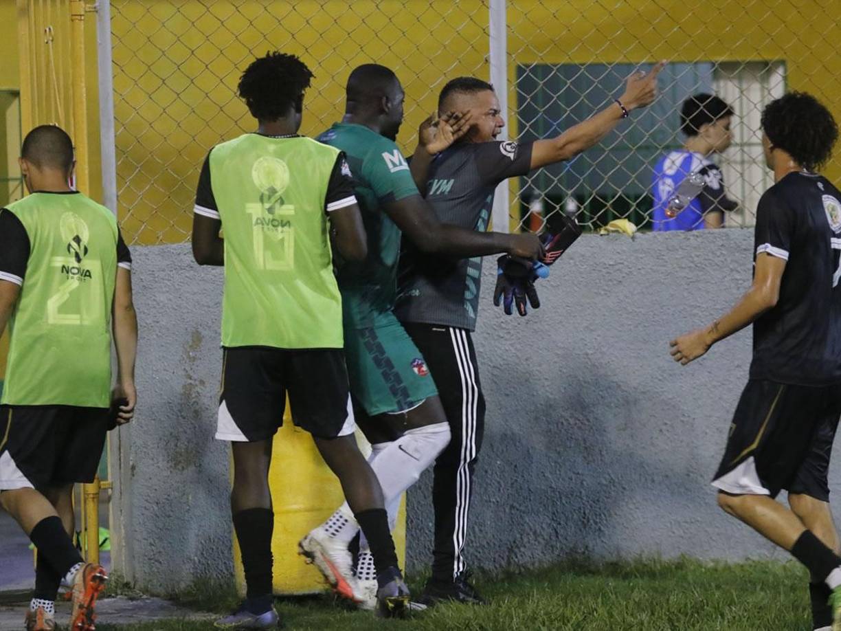 El preparador físico del Atlético Júnior reaccionó muy molesto y intercambió golpes con elementos policiales. López buscaba a confrontarse con Inés Chinchilla.