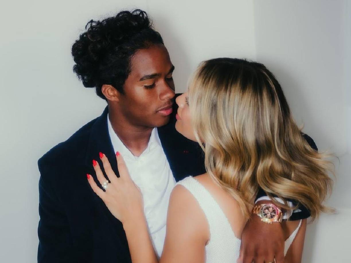 El brasileño ha escogido para la ocasión un traje de color negro con camisa blanca sin abrochar, mientras que ella ha seguido la tradición nupcial con un vestido blanco, de la marca Redondo Brand.