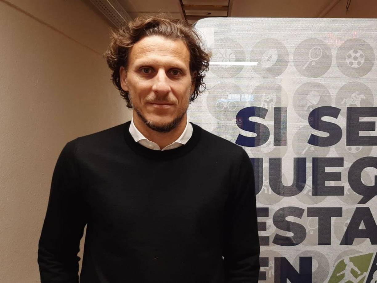Ahora, Diego Forlán ha dado la sorpresa irrumpiendo en un deporte que ha practicado desde pequeño. Como futbolista jugó en el Club Atlético de Madrid, Manchester United y Villarreal CF.