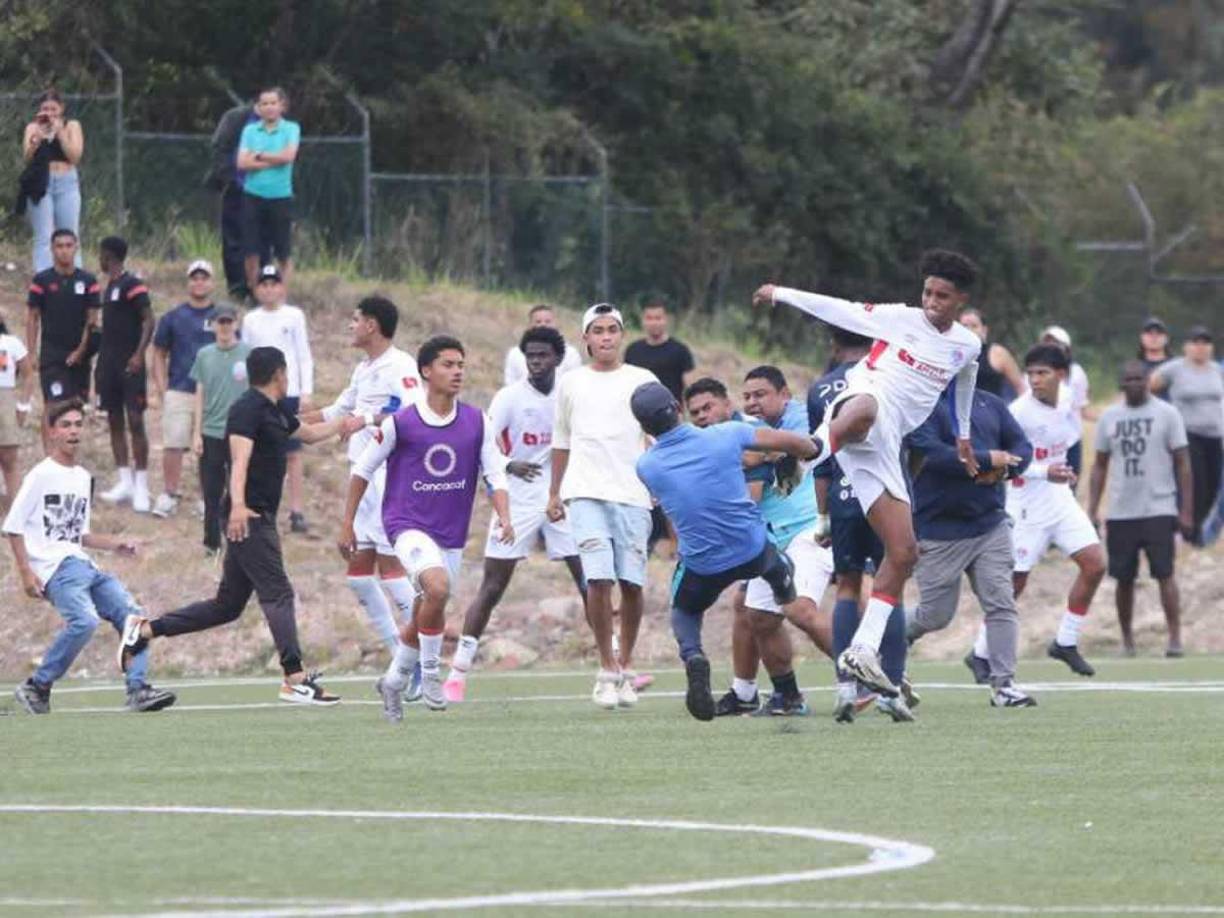 Bryan Sáenz, anotador del gol que le dio el título al Olimpia, se fue en voladora contra este miembro del staff del Motagua.