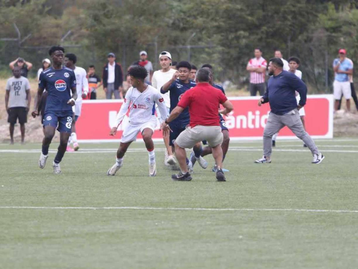 Varios jugadores de Motagua siguieron al olimpista Bryan Sáenz tras la patada que le dio a un miembro del staff azul.