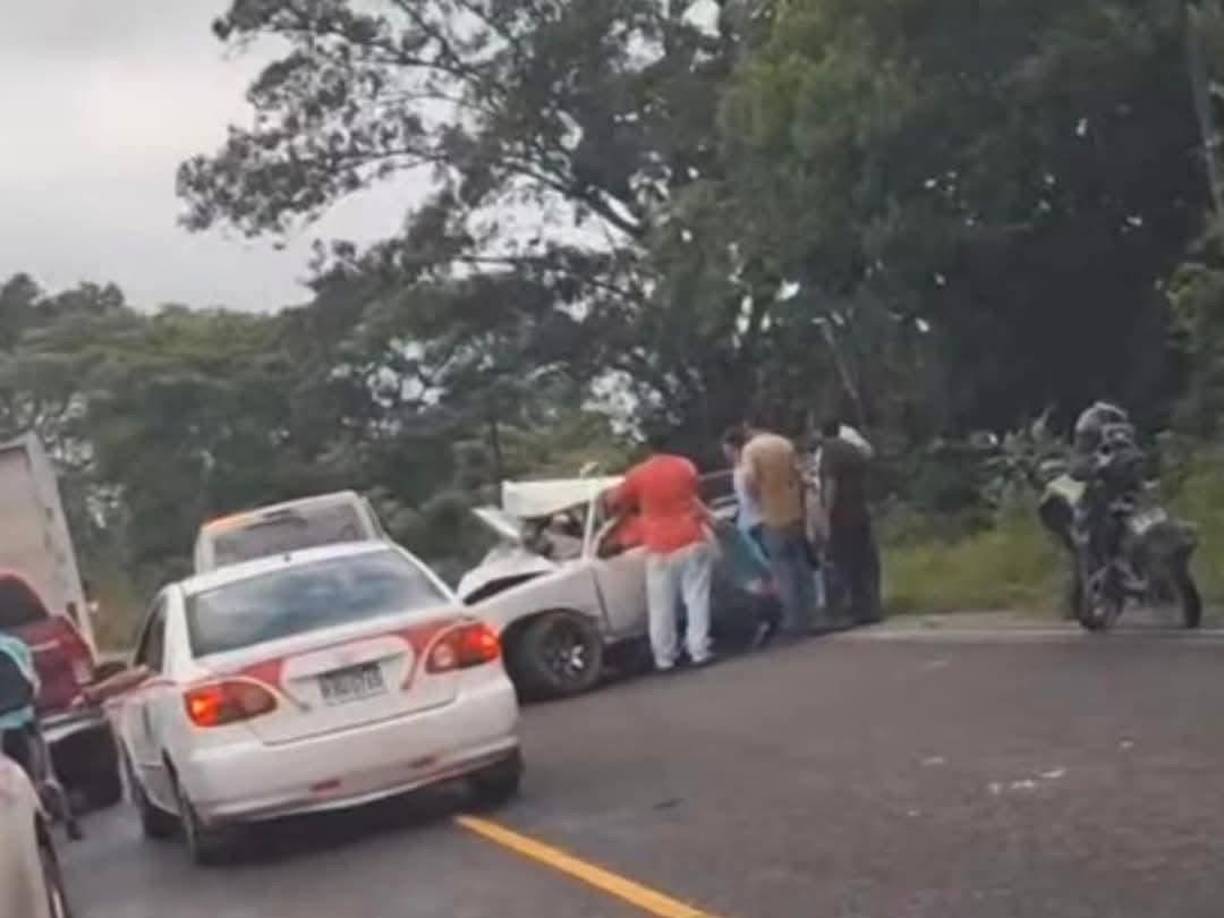 Según reportes preliminares, al menos dos personas perdieron la vida y otras dos resultaron gravemente heridas durante el trágico percance vial. 