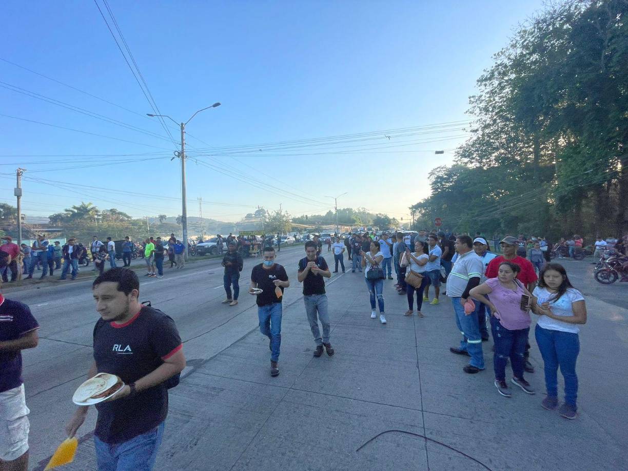 Decenas de personas tuvieron que cruzar a pie para poder llegar a sus lugares de trabajo. 