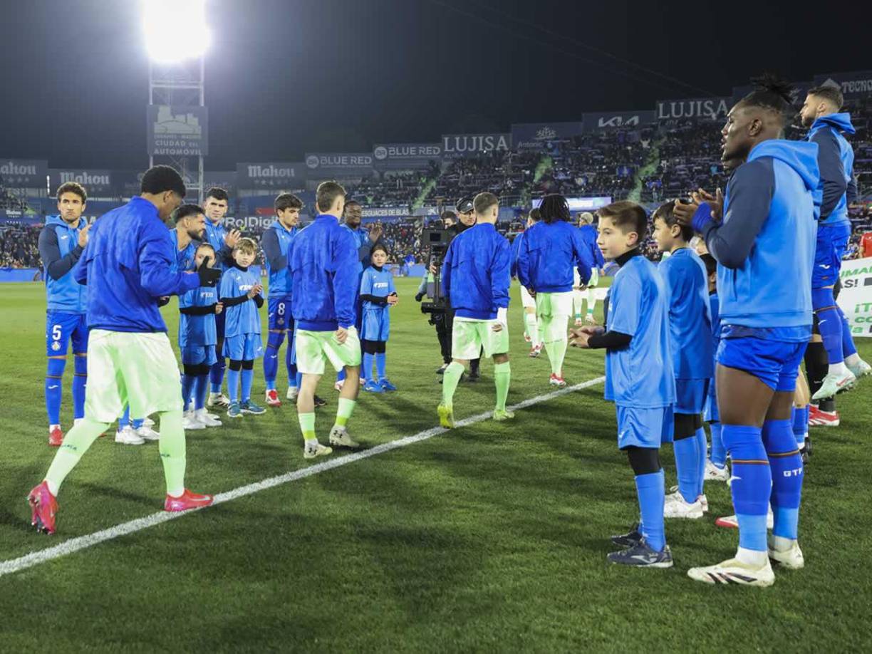 El Getafe tuvo un gesto con el Barcelona, flamante campeón de la Supercopa de España tras ganar en Yeda al Real Madrid, y acompañó la salida al terreno de juego del conjunto azulgrana, en esta ocasión de verde, con un pasillo formado por los jugadores del cuadro madrileño por el que saltó al césped el once de Hansi Flick.