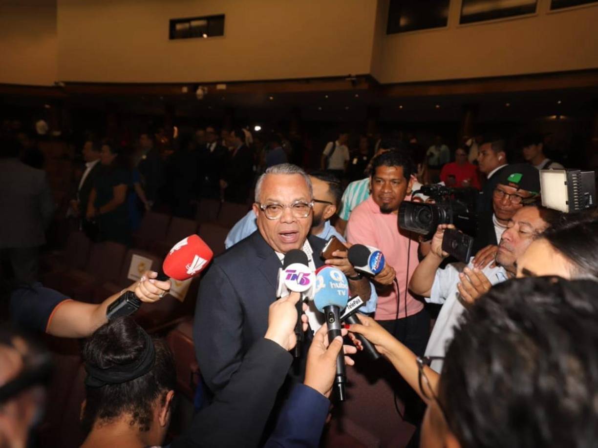 Nació en Lamaní, Comayagua. Tiene 63 años. Su participación en el noticiero matutino sigue siendo de alto impacto para los televidentes. 