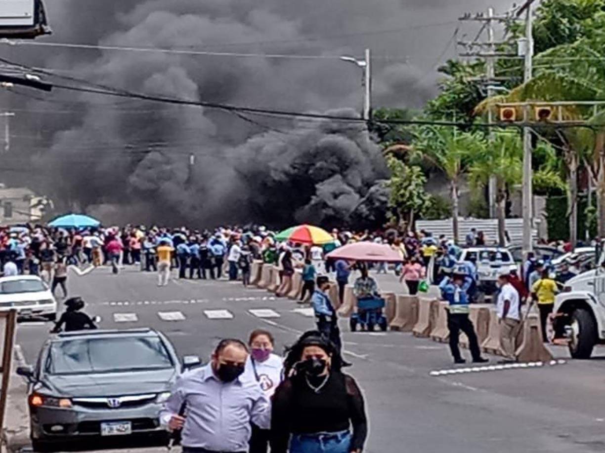 Exempleados queman llantas frente a Casa Presidencial