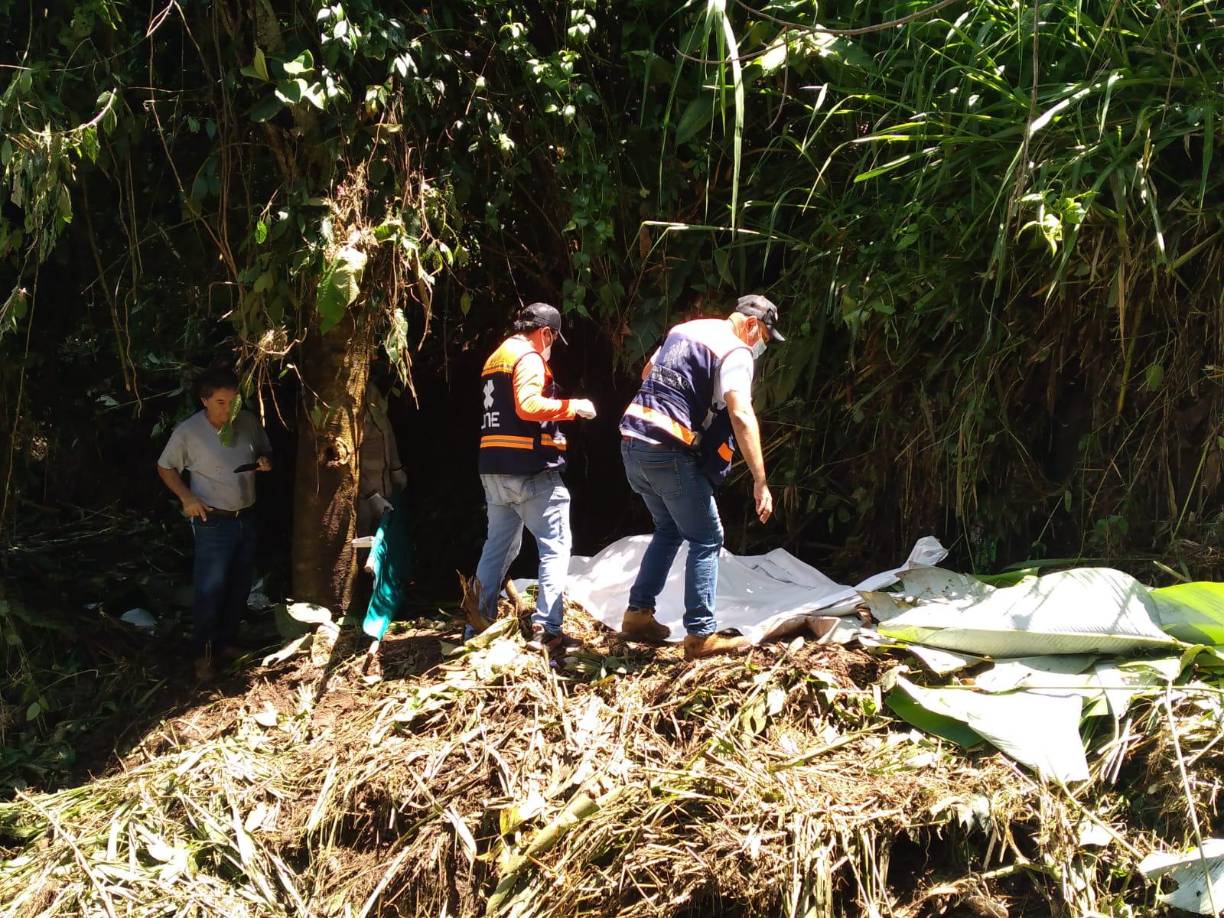 Las desgarradoras imágenes muestran a rescatistas en la recuperación de los cuerpos, los cuales fueron encontrados durante la mañana de este viernes. 