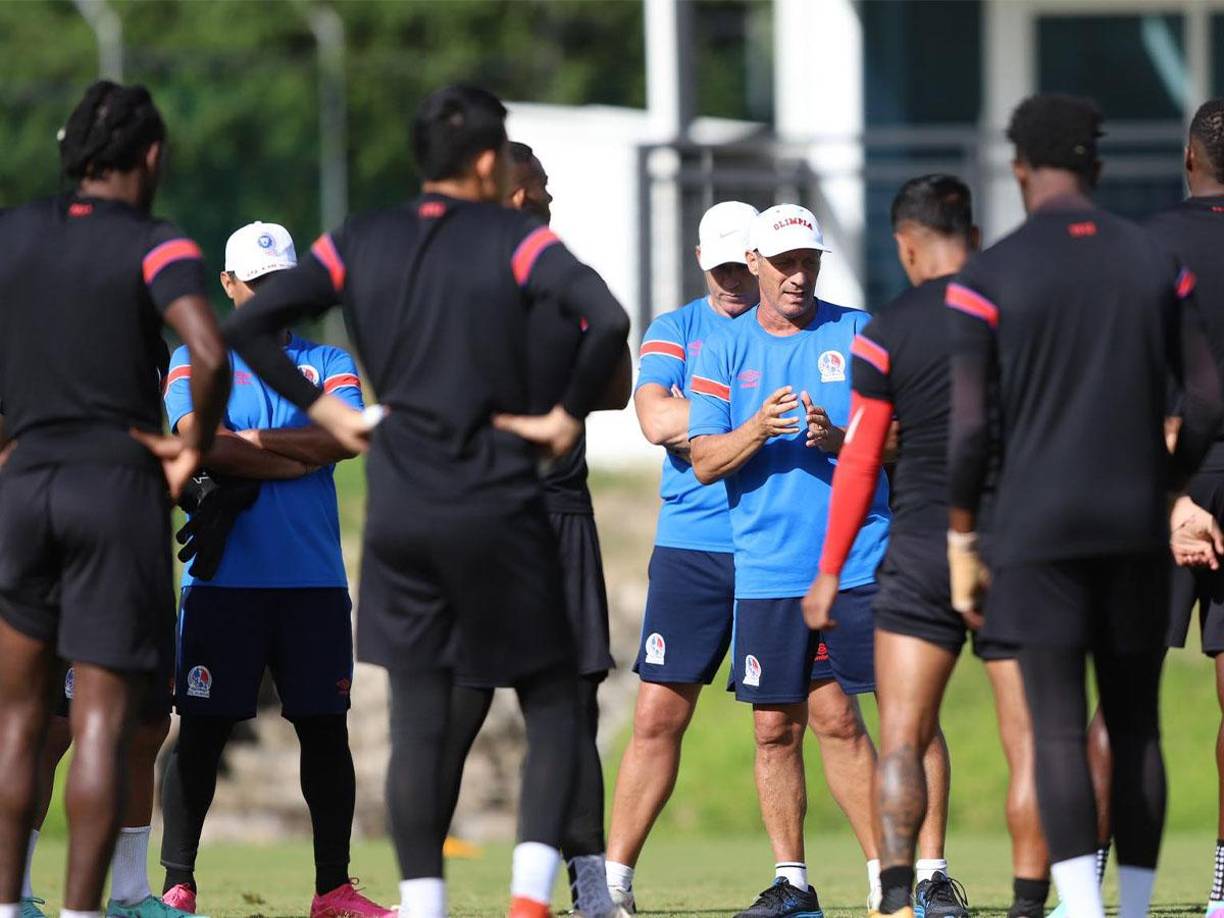 Tras la oración, Pedro Troglio se dirigió a los futbolistas y les brindó unas palabras. 