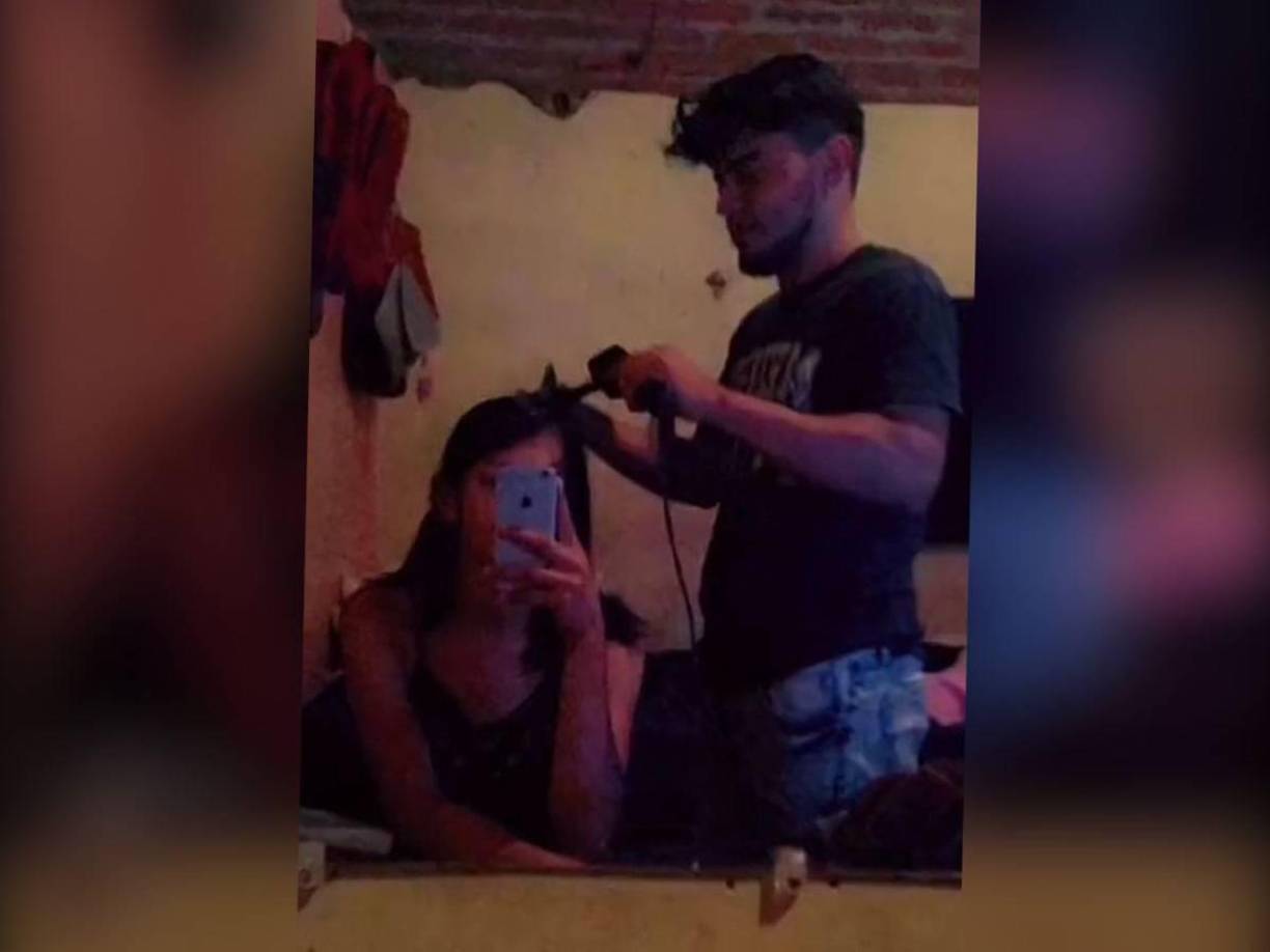 El cuerpo de Angie fue encontrado escondido debajo de una cama en su vivienda, ubicada en el barrio San Sebastián de Catacamas, Olancho. Según las autoridades, Medardo intentó huir llevando consigo a la hija de cuatro años que compartía con Angie. Durante la detención, el hombre intentó utilizar a la menor como “escudo” para evitar ser capturado.