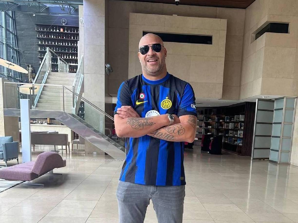  Inició su carrera profesional en el Flamengo en 1999 y luego en 2001 llegó al Inter de Milán, club donde fue más reconocido al haber jugado a la par con Javier Zanetti, Zlatan Ibrahimovic y otros más.