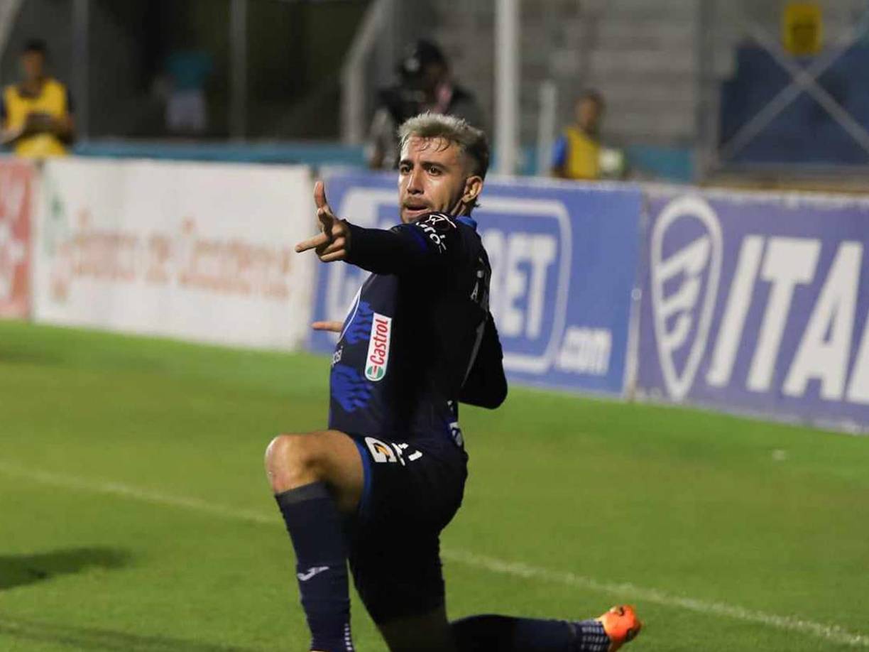 Auzmendi y su peculiar festejo tras el 3-0 definitivo-.