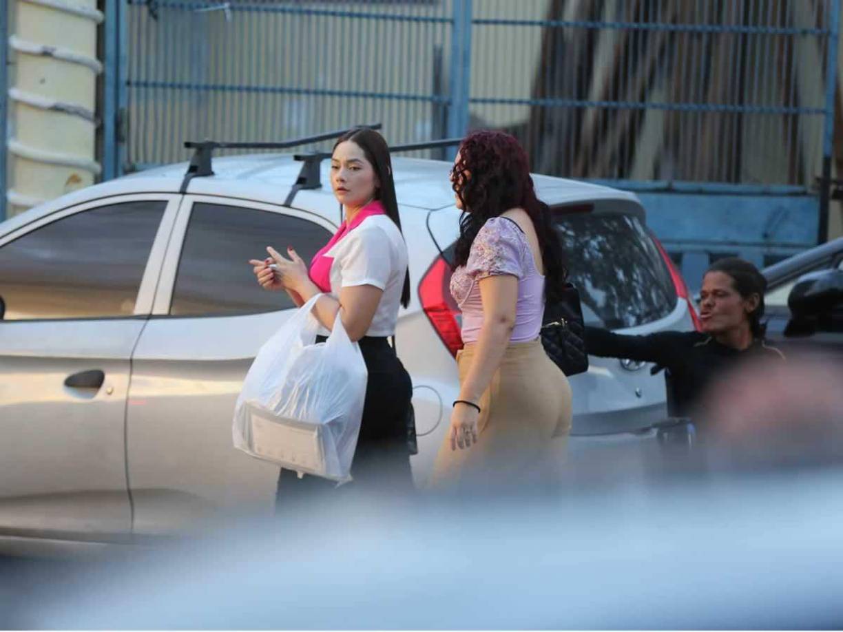 Estas preciosas chicas caminaban por los alrededores del estadio Nacional antes del inicio del partido y así fue captado infraganti este aficionado.