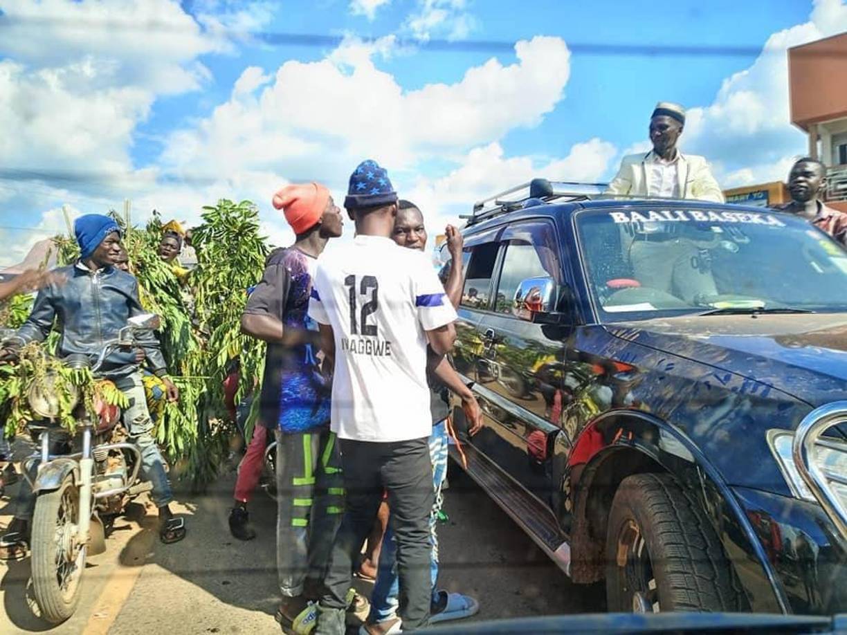 En una publicación de un internauta, quien compartió las fotografías mencionó que la ceremonia empezó alrededor de las 8 a.m., cuando las mujeres fueron llevadas a salones locales para arreglarse antes ser llevadas al lugar en unas camionetas Super Custom con placas especializadas que llevaban los nombres de cada novia.