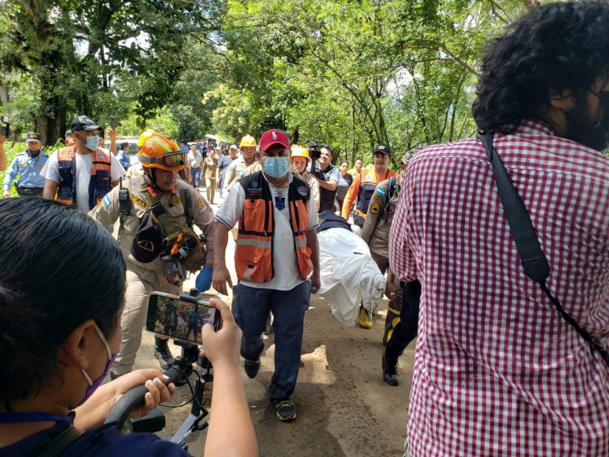 Desgarradoras imágenes del rescate de familia que murió ahogada en San Francisco de Yojoa