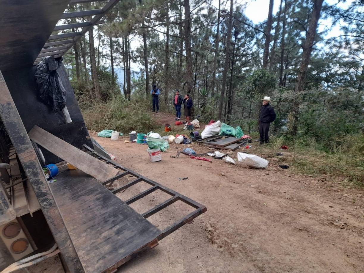 El subcomandante recordó que los pick up de paila corta pueden trasladar un máximo de 4 personas, los de paila larga 6 personas. Las multas ascienden desde los 600 lempiras.