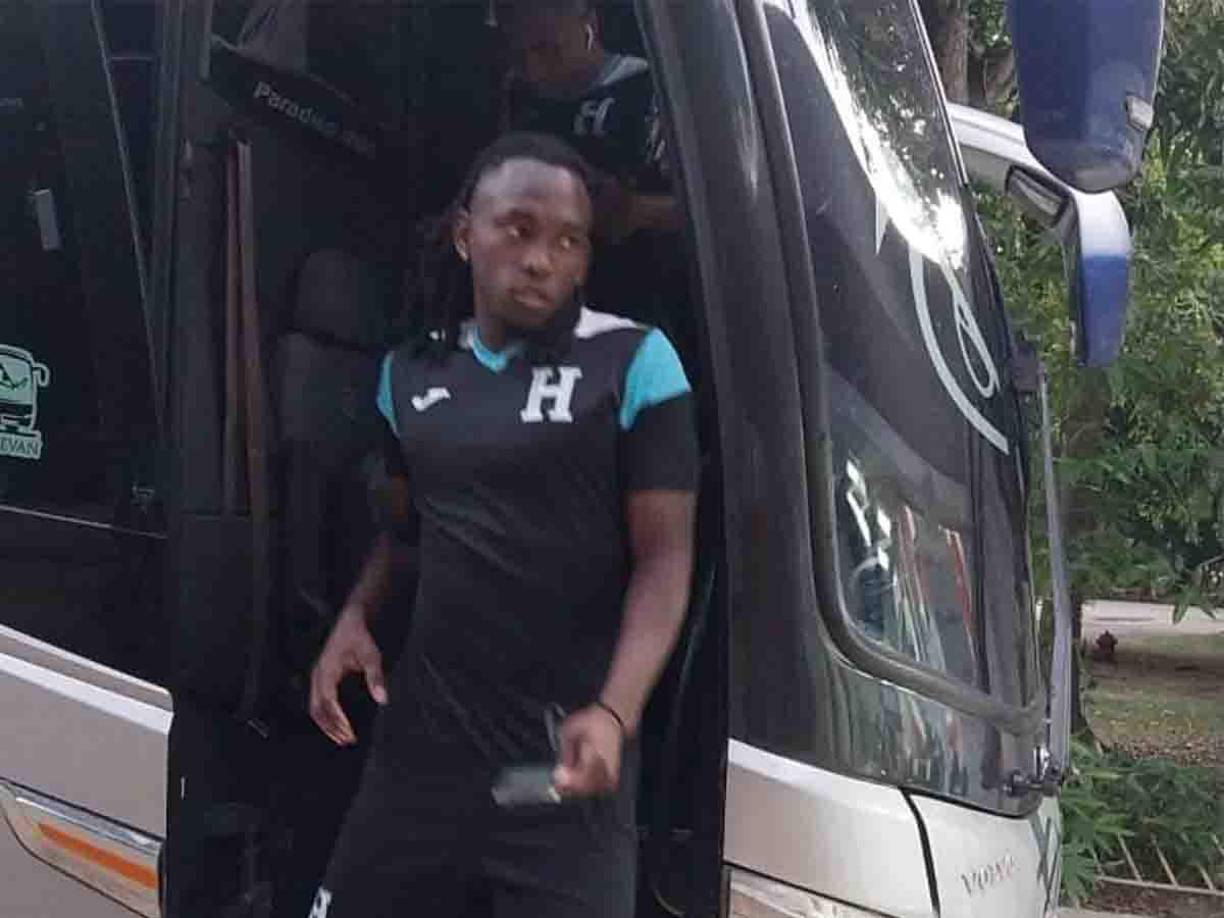 El combinado cstracho salió del hotel de concentración, situado en la zona Gazcue, y el tráfico hizo que llegara al estadio más tarde de lo previsto. 