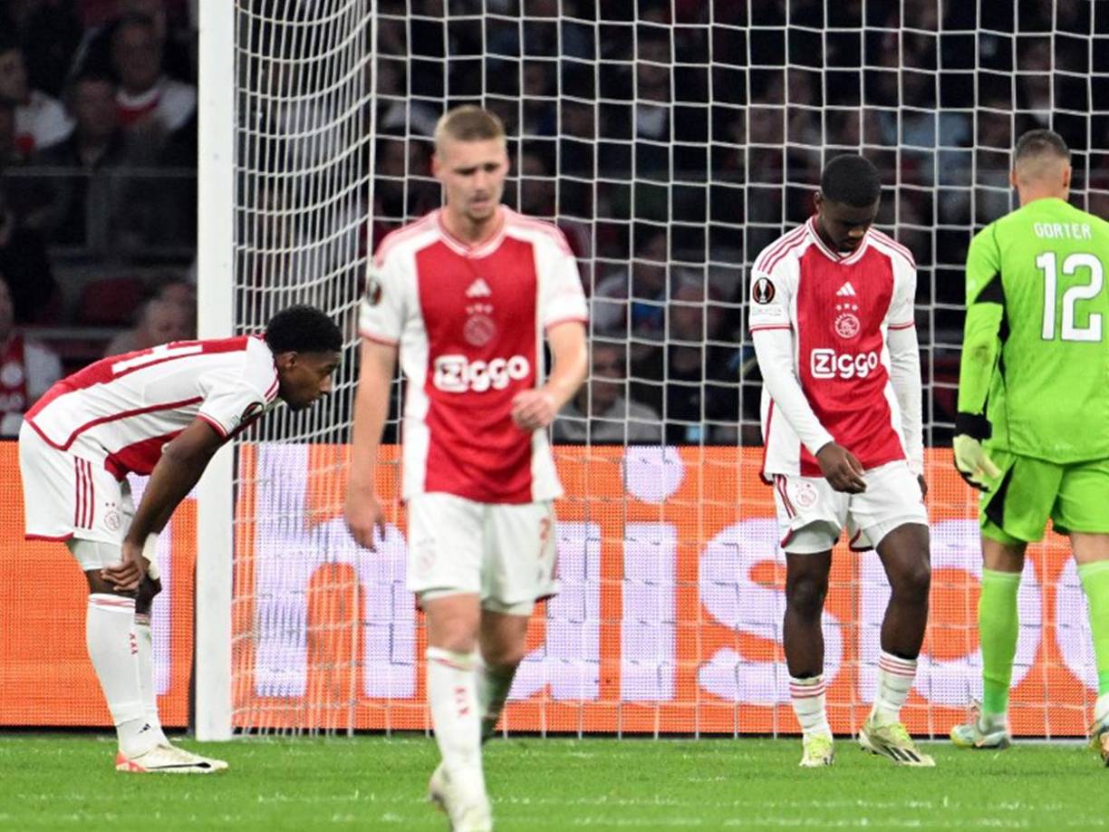 El <b>Ajax</b>, el club más laureado del país, atraviesa una crisis deportiva, con solo 5 puntos en cuatro partidos disputados, ocupando la 13ª plaza del campeonato, mientras que el Feyenoord es 4ª, con 11 puntos en cinco encuentros.