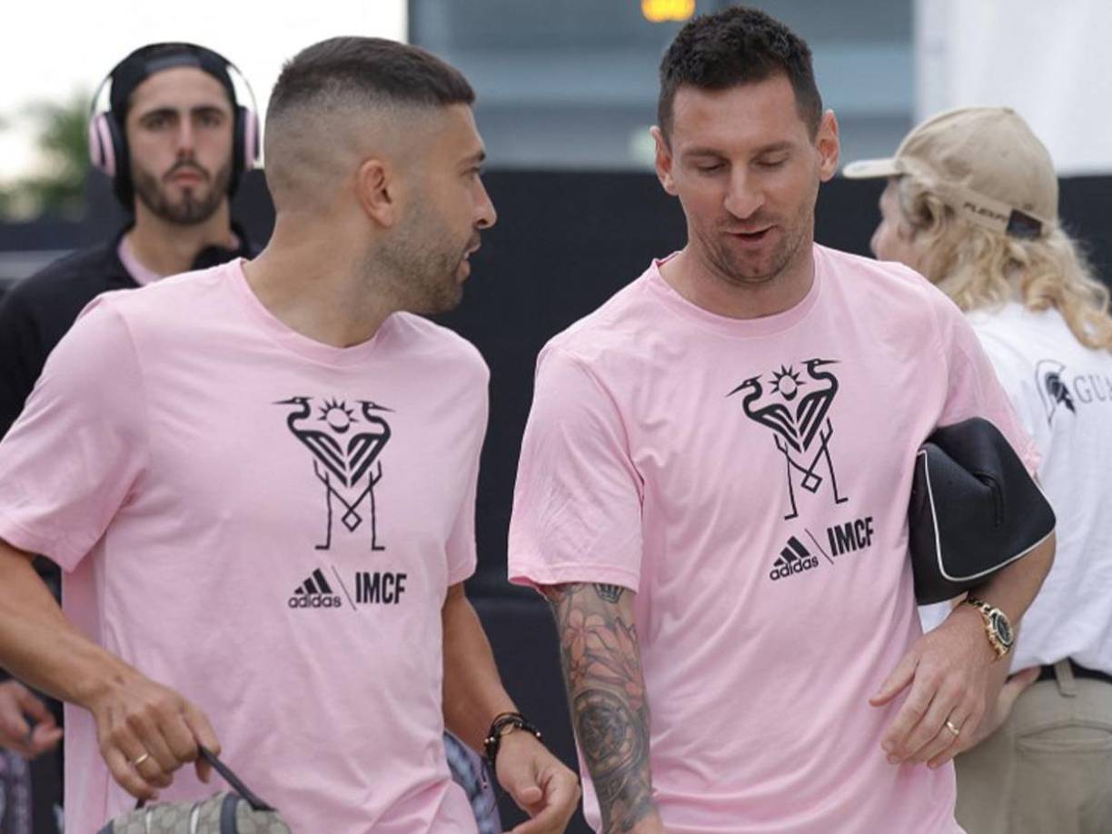 Messi en el momento que llegaba al estadio al lado del lateral español Jordi Alba.
