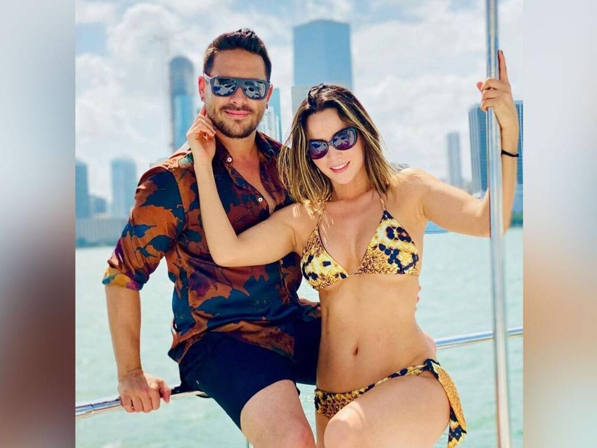 Por otro lado, los actores ya eliminaron sus fotografías en las que aparecían juntos en sus redes sociales, lo que incrementa la teoría de su separación. Carmen Villalobos y Sebastián Caicedo se casaron el 18 de octubre de 2019, en una ceremonia en Cartagena, Colombia.