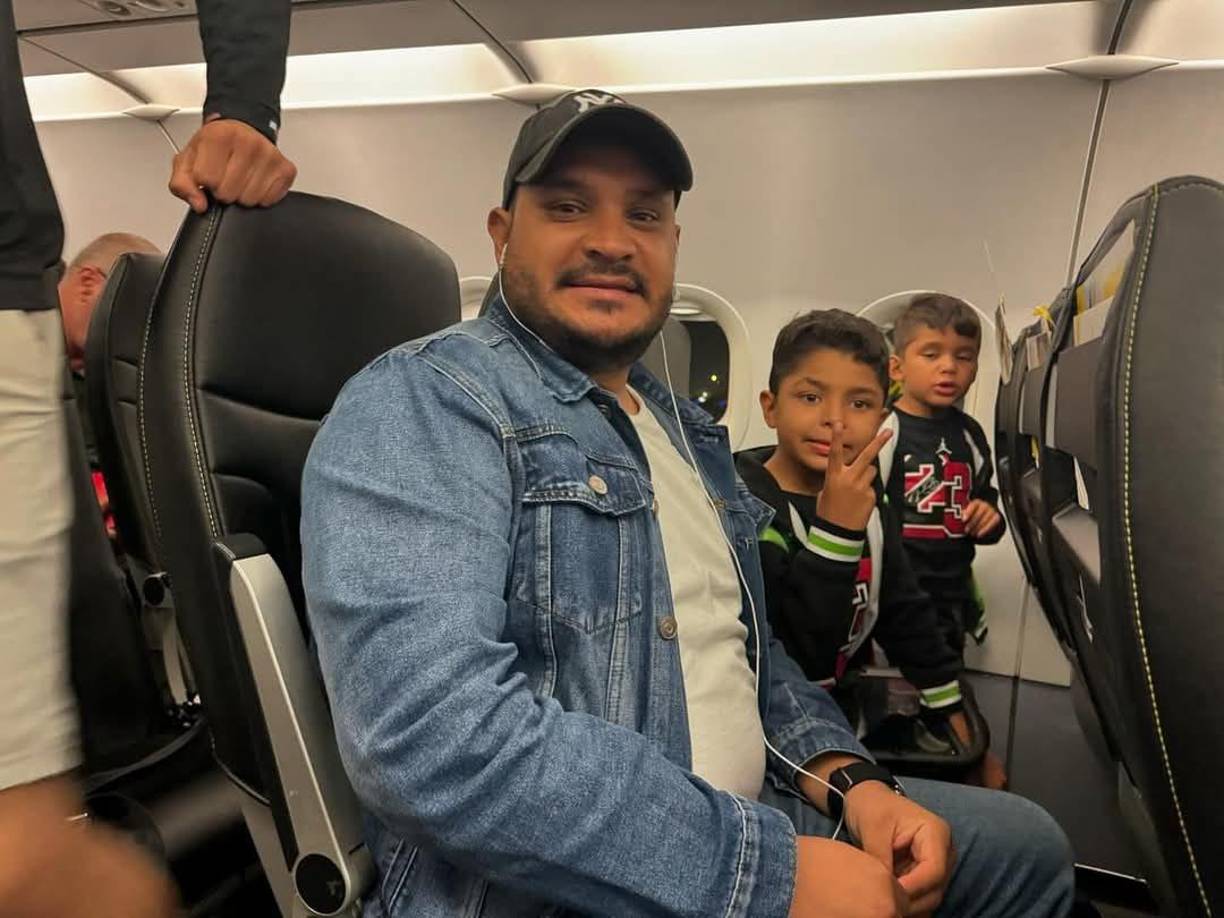 En su más reciente publicación, Dennis Andino envió un tierno regalo a Ariela, sorprendiéndola en horas de la mañana cuando ella ya estaba en su trabajo. 