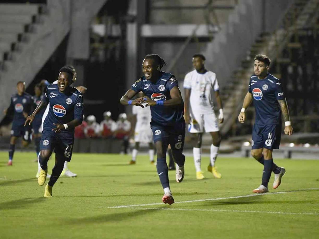 Román Rubilio Castillo celebrando su gol que puso en ventaja al Motagua 1-0 contra el Victoria.