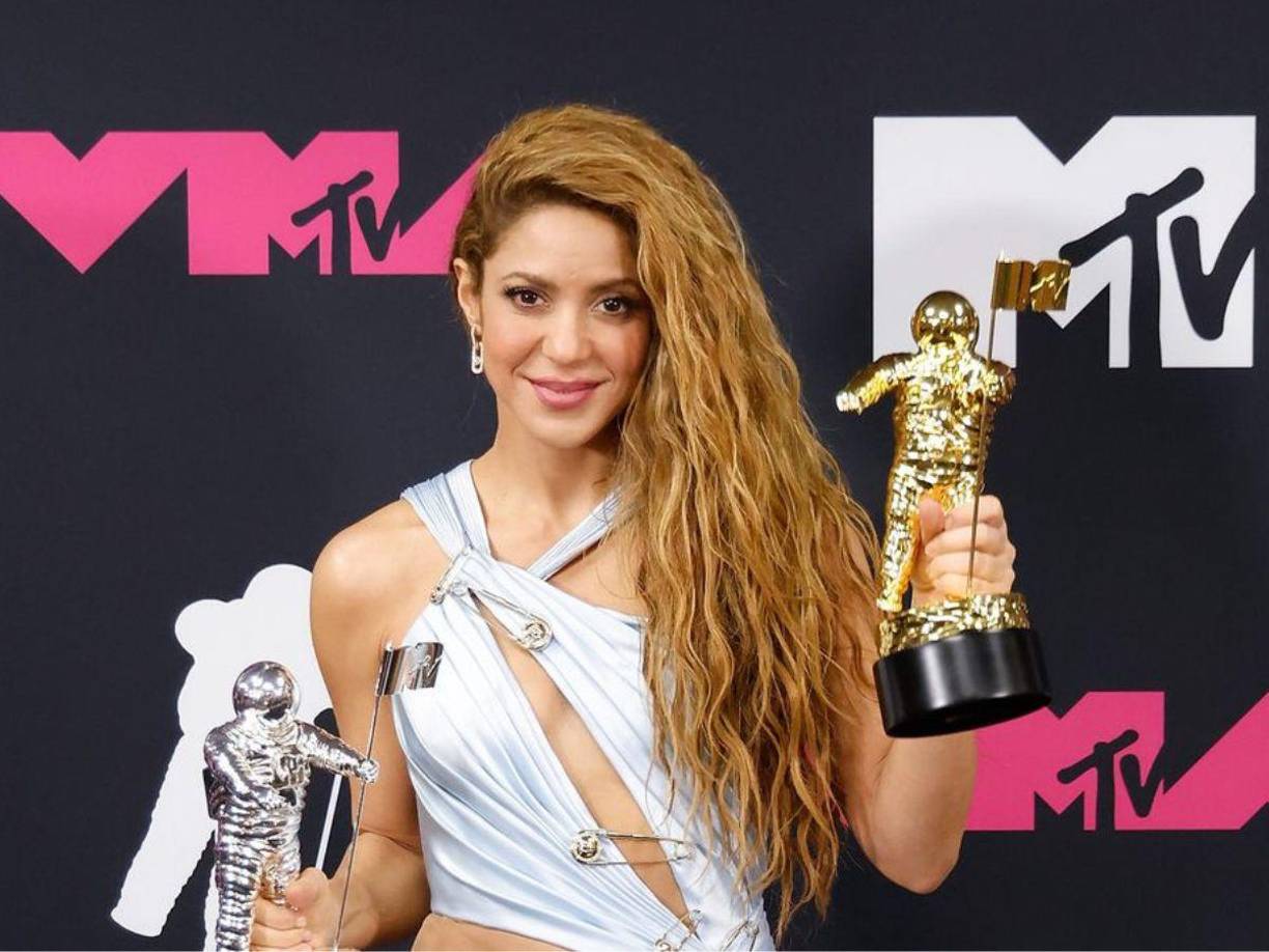 Ante esta situación, la cantante aborda con ironía el hecho de que el período más tumultuoso de su vida personal haya dado lugar a un renacimiento en medio de su carrera. Además, comparte los diversos procesos que ha experimentado en su proceso de “duelo” durante estos últimos meses.