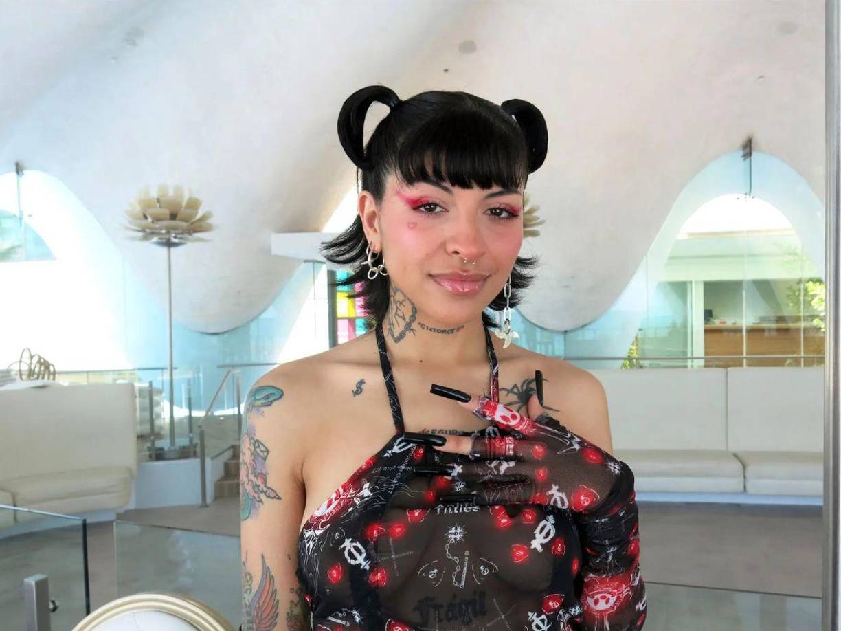 Pese a que la entrevista fue breve, Cazzu respondió de manera contundente luego de que fue cuestionada sobre cómo es su relación con Nodal y si es que este está en contacto frecuente con Inti, a lo que la trapera aseguró que el sonorense está presente con la pequeña.