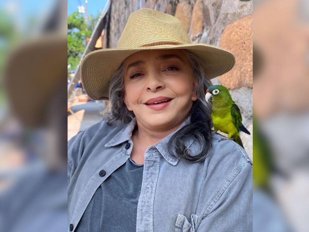 Además del video, la primera actriz también compartió dos fotos en las que aparece con el ave, quien se colocó en su hombro izquierdo. 