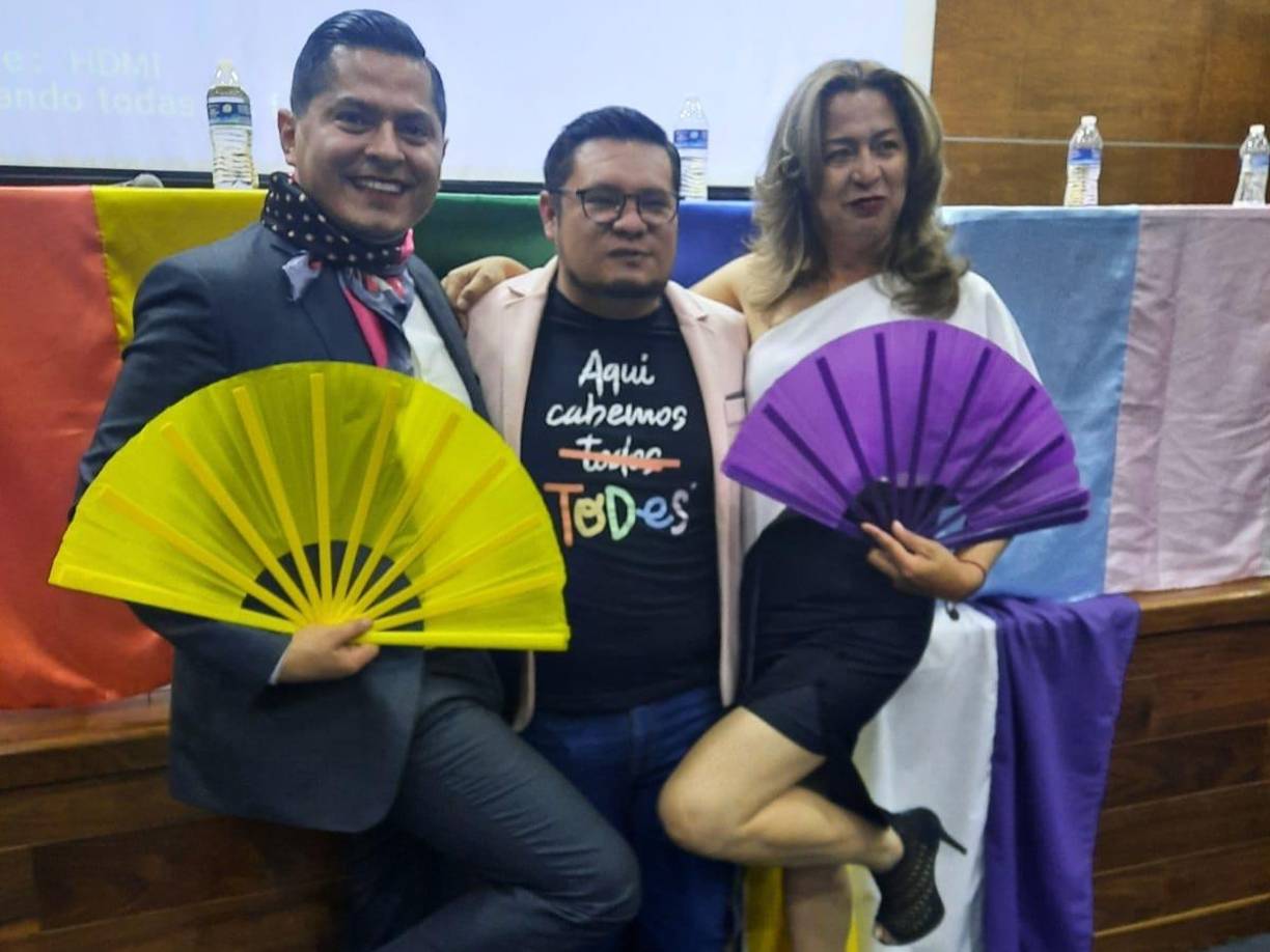 “Con esta designación, aunque temporal, pero que trascenderá por ser la primera magistratura electoral en México y toda América de una persona con identidad de género no binaria y con orientación sexual homosexual visible y orgulloso, siendo una responsabilidad y además una pequeña deuda de saldar la deuda histórica para nuestras poblaciones en situaciones de vulnerabilidad”, señaló.