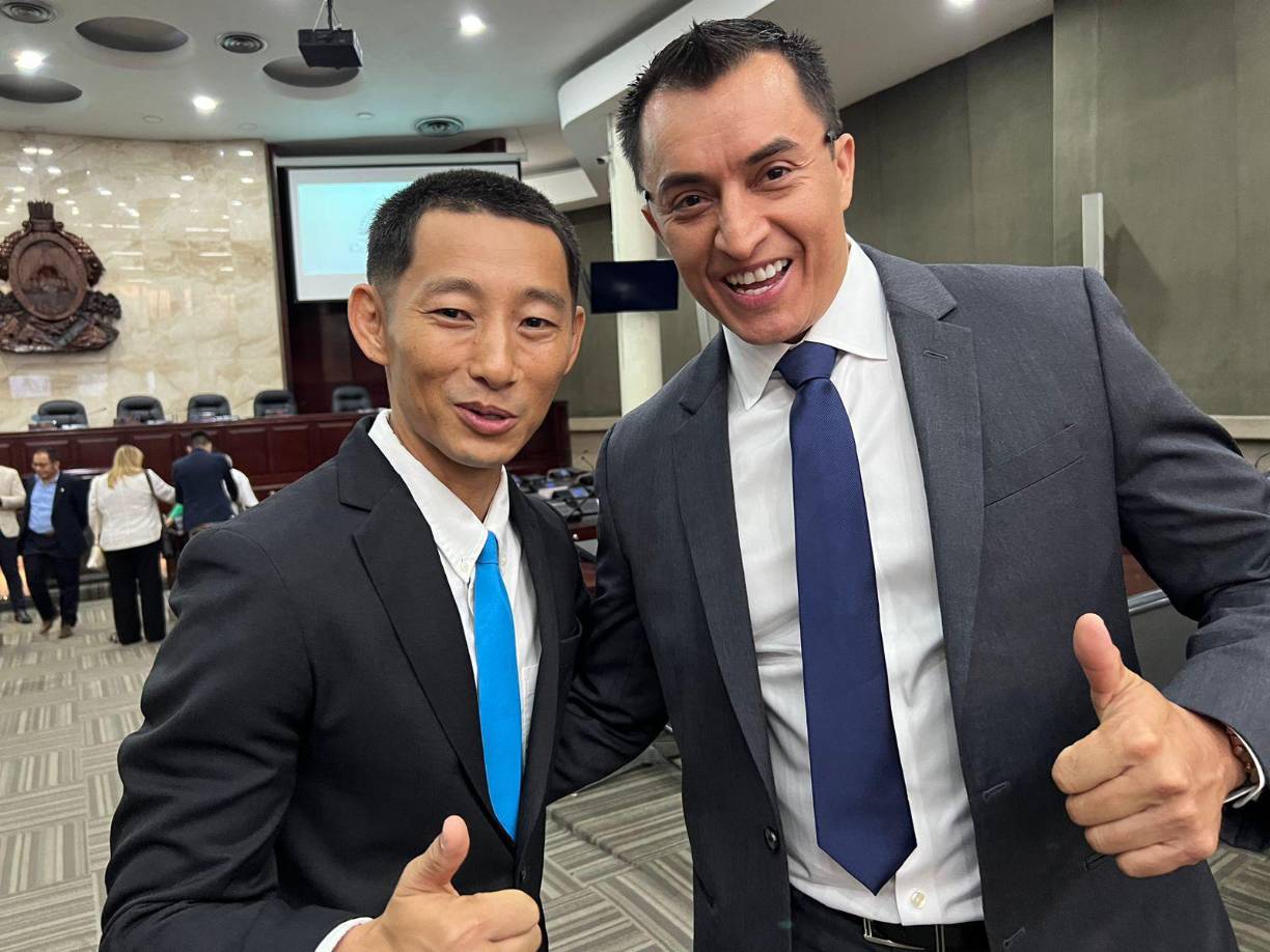 Durante la ceremonia en el CN se tomó fotografías con algunos invitados y parlamentarios.