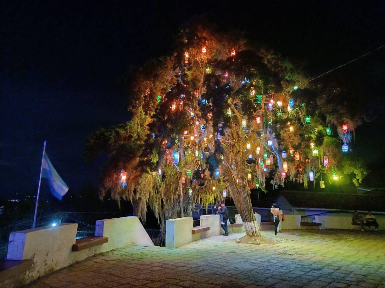 También sigue reenamorando, como novio flechado, a aquellos que cada fin de semana llegan ahí a deshacerse del estrés y a gozar de la magia y el buen ambiente a la luz de la luna y de sus múltiples y llamativas lámparas de colores. 