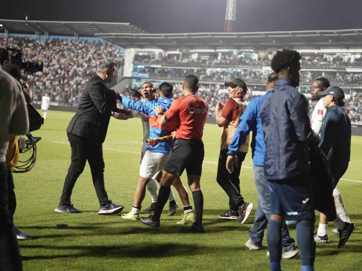 Diego Vázquez y Pedro Troglio se encararon en la trifulca, mientras Carlos ‘Mango‘ Sánchez le reclamaba al entrenador del Motagua.
