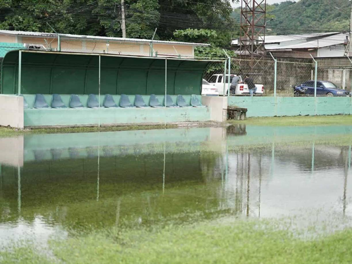 A la altura de los tobillos llega el agua en los sectores más afectados donde los trabajadores se enfocan en sacarla.