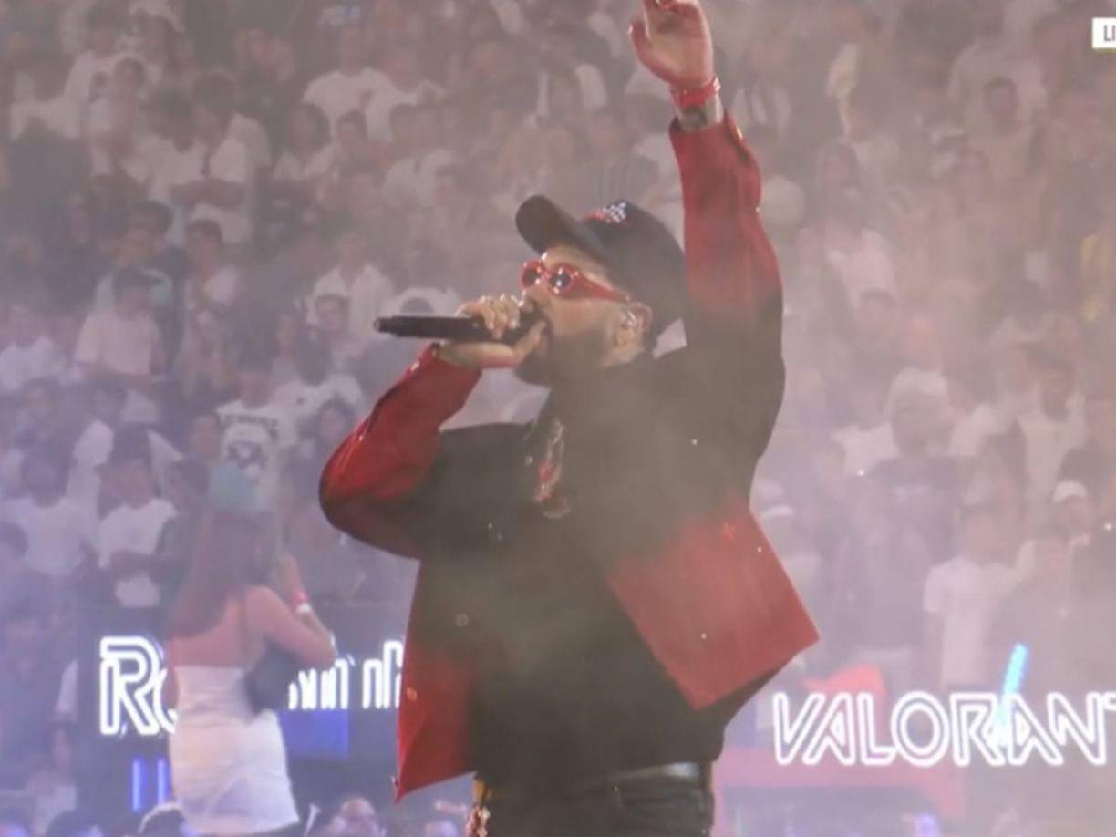 Anuel AA llegó en jet privado y no estaba convencido de querer salir a actuar, a pesar de que había estado hablando de su concierto en La Velada de manera recurrente. Finalmente, el puertorriqueño salió al escenario ante los abucheos del público, que cada vez era más reducido (la conexión en streaming disminuyó a unos dos millones de usuarios).