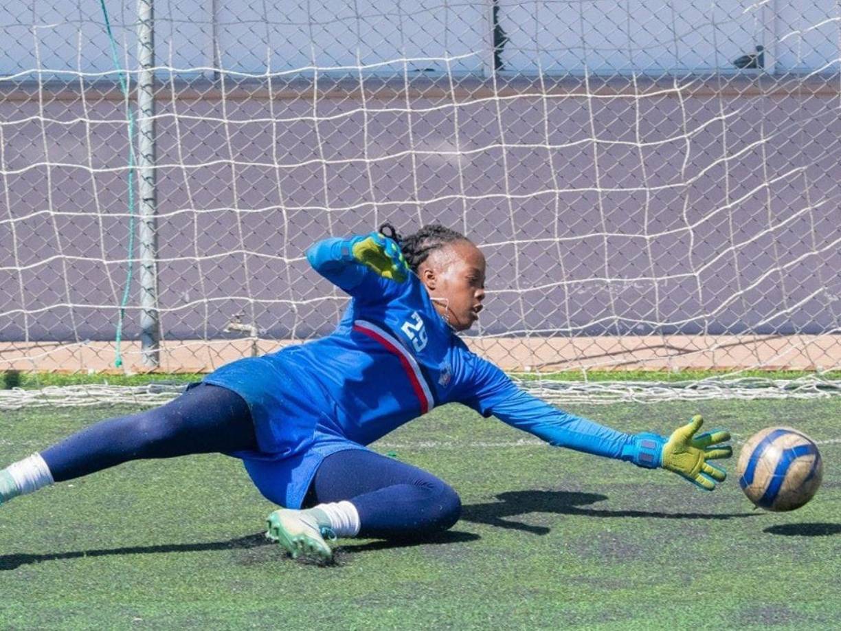 Sherrie Arzú - La portera hondureña fue una de las convocadas para el torneo previo a la Copa Oro. Milita en Xelajú, equipo de la primera división de Guatemala.