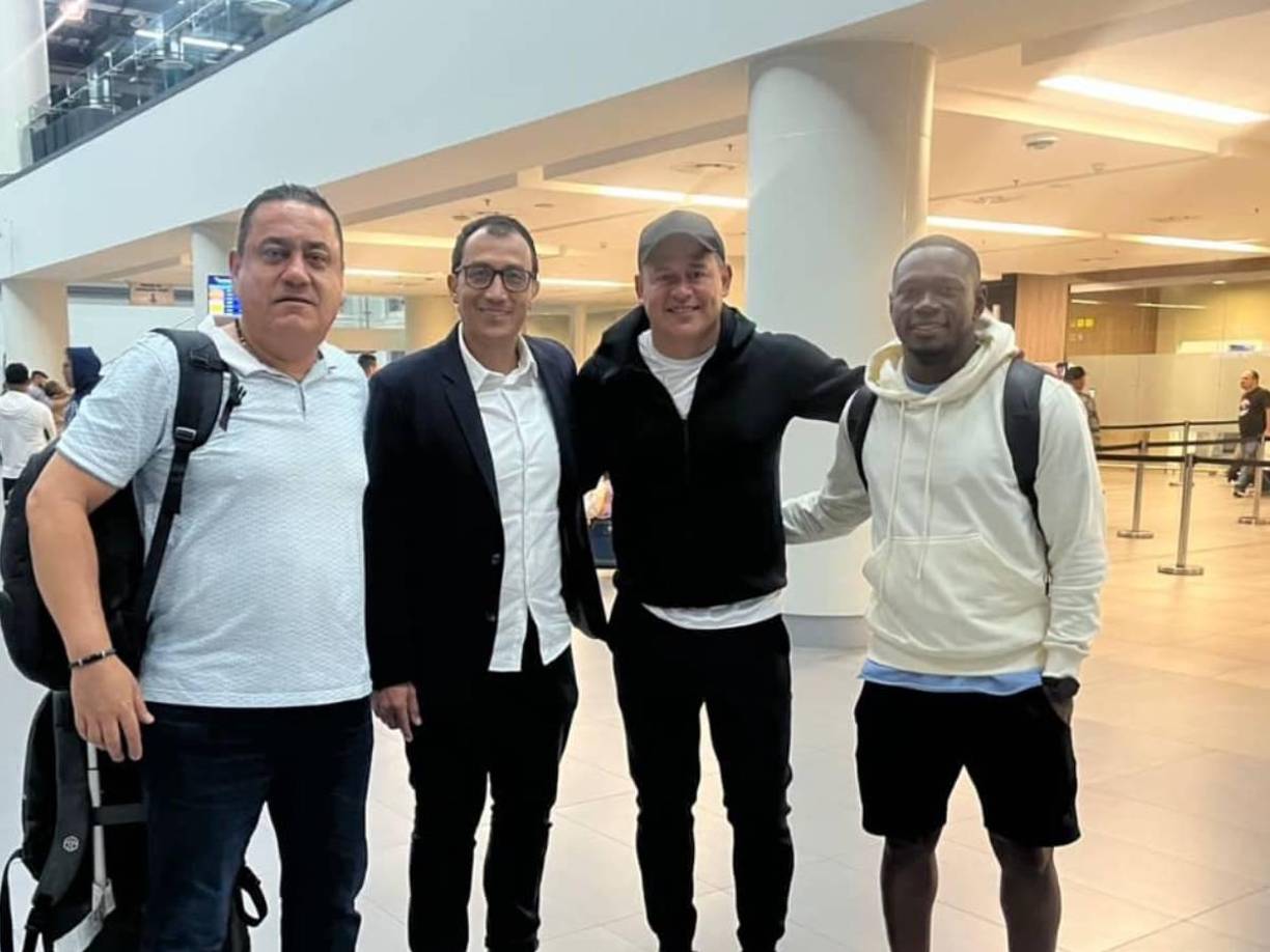 Jhon Jairo López llegó al país para tomar las riendas del Génesis FC en un nuevo torneo y llegó acompañado del nuevo delantero del equipo, Luis Hurtado, y su nuevo asistente, Jhon Jairo Escobar.