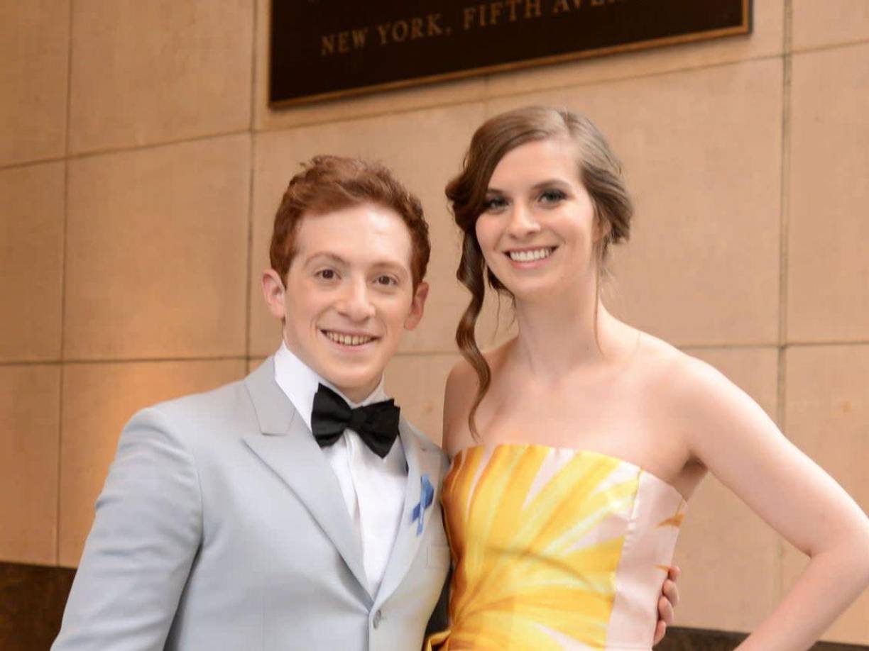 La fuente asegura que Lilly Jay se encuentra devastada y se siente traicionada por el actor, quien habría decidido abandonar a su familia para adentrarse en una nueva relación con su compañera de trabajo.