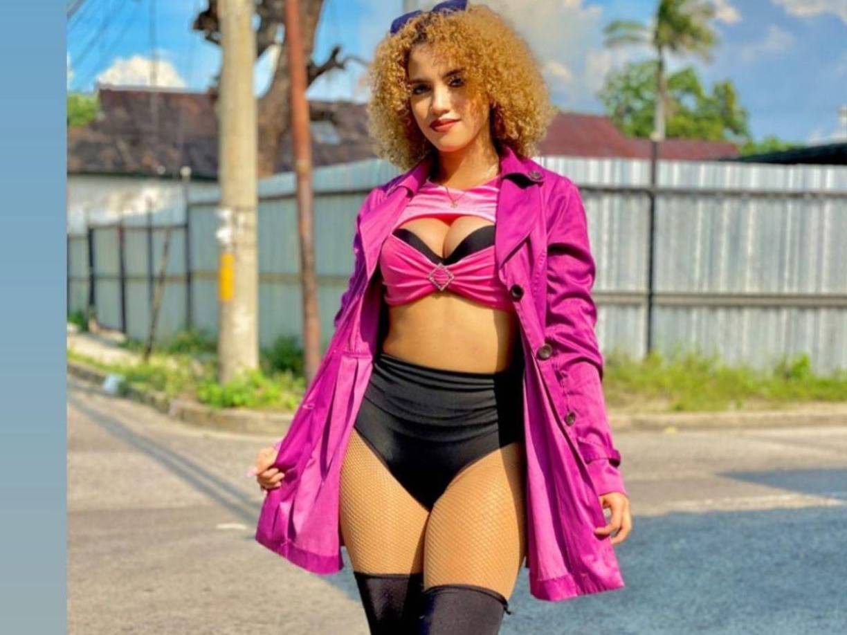 Sobre pertenecer a Chicas Rolands dijo “Es una sensación inexplicable, algo tan lindo y único , estar en uno de los grupos más reconocidos de Honduras y poder formar parte me hace sentirme orgullosa y dichosa de esta oportunidad, gracias a la agrupación e aprendido muchísimas cosas, también e conocido muchos países entre ellos: Guatemala , El Salvador , Belice, Nicaragua , España y ahora por nuestra gira en Estados Unidos”.