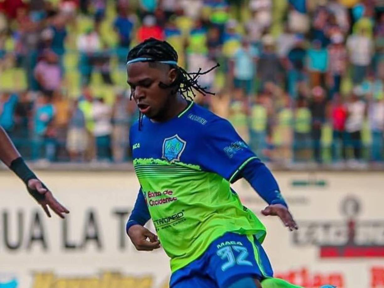 Dester Monico firmó por un año con los Lobos de la UPNFM, llega procedente del Olancho FC.