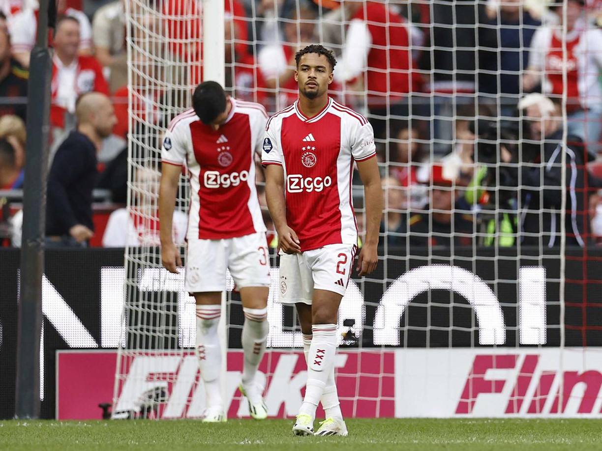 El <b>Ajax</b>, el club más laureado del país, atraviesa una crisis deportiva, con solo 5 puntos en cuatro partidos disputados, ocupando la 13ª plaza del campeonato, mientras que el Feyenoord es 4ª, con 11 puntos en cinco encuentros.