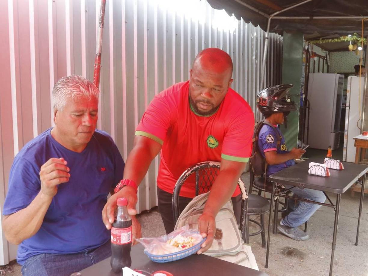 En su negocio, Rubén Suazo y su esposa venden baleadas, jugos y diferentes comidas típicas hondureñas.