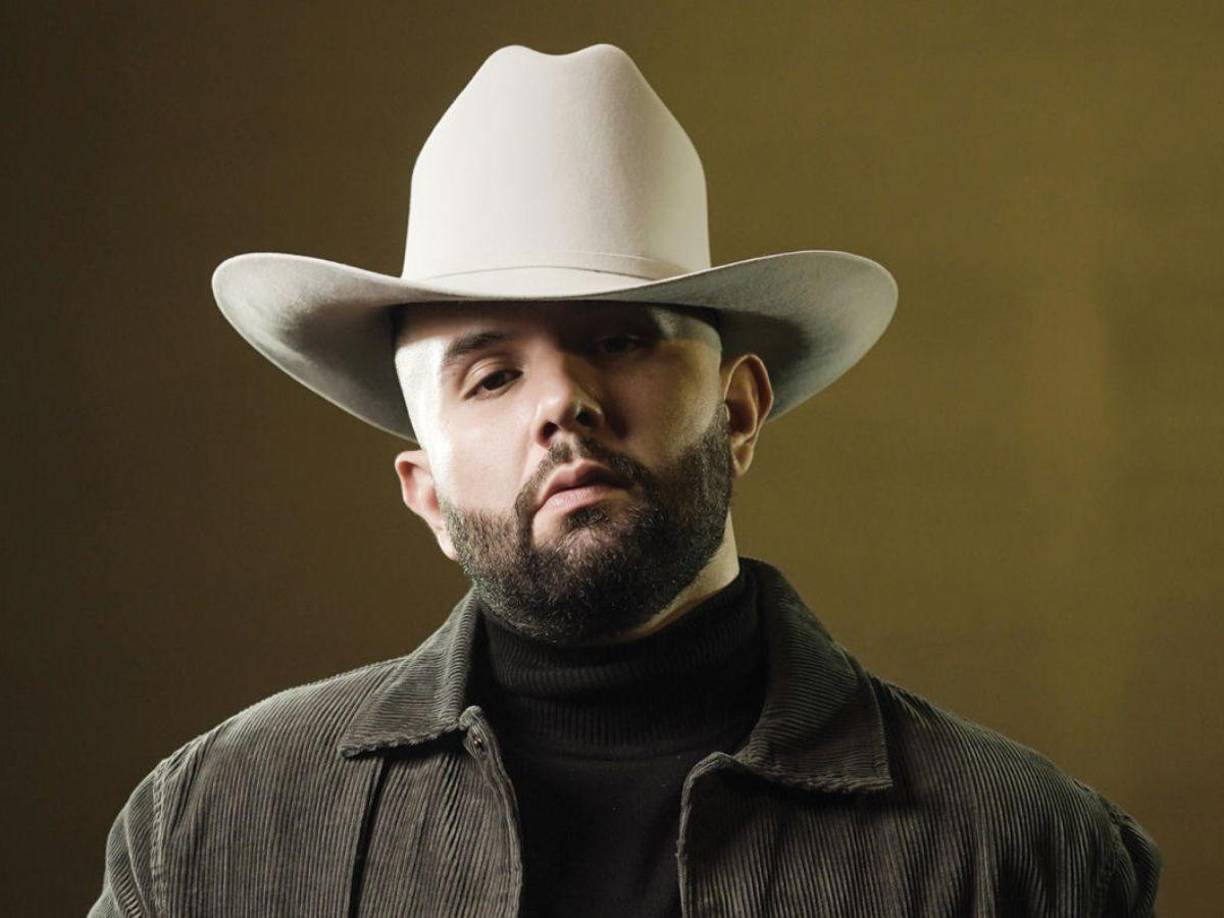 En cuanto a los comentarios que aseguran que el que beba sobre el escenario, y que llega a ser tachado como “poco profesional”, Carín lo defiende como una manera de dar un mejor espectáculo.