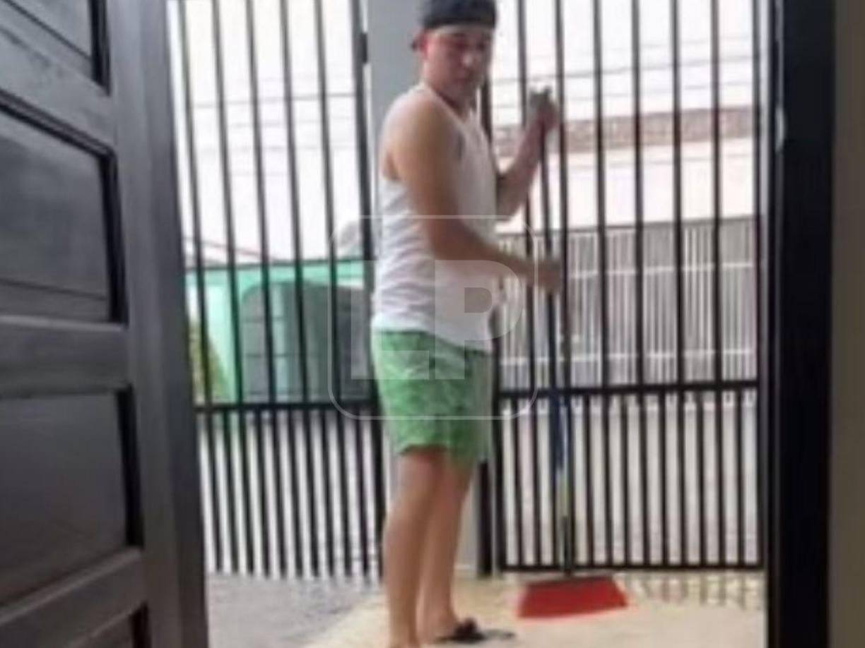 ”Hay alguien aquí con vida” fueron las palabras del tiktoker al ver inundada la calle donde se encuentra ubicada su vivienda en La Ceiba y recordando la escena final de la famosa película el Titanic.