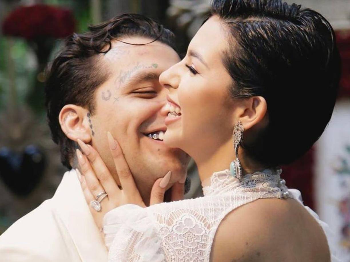 Al ser cuestionada sobre las recientes declaraciones de Ángela Aguilar, Cazzu aseguró que está enterada de la reciente boda express entre el padre de su hija y la intérprete de “En realidad”. “Sí, claro que sí, lo sé”, respondió con seguridad, mostrando que, a pesar de estar alejada de las redes sociales y del escándalo, está enterada de situaciones delicadas.