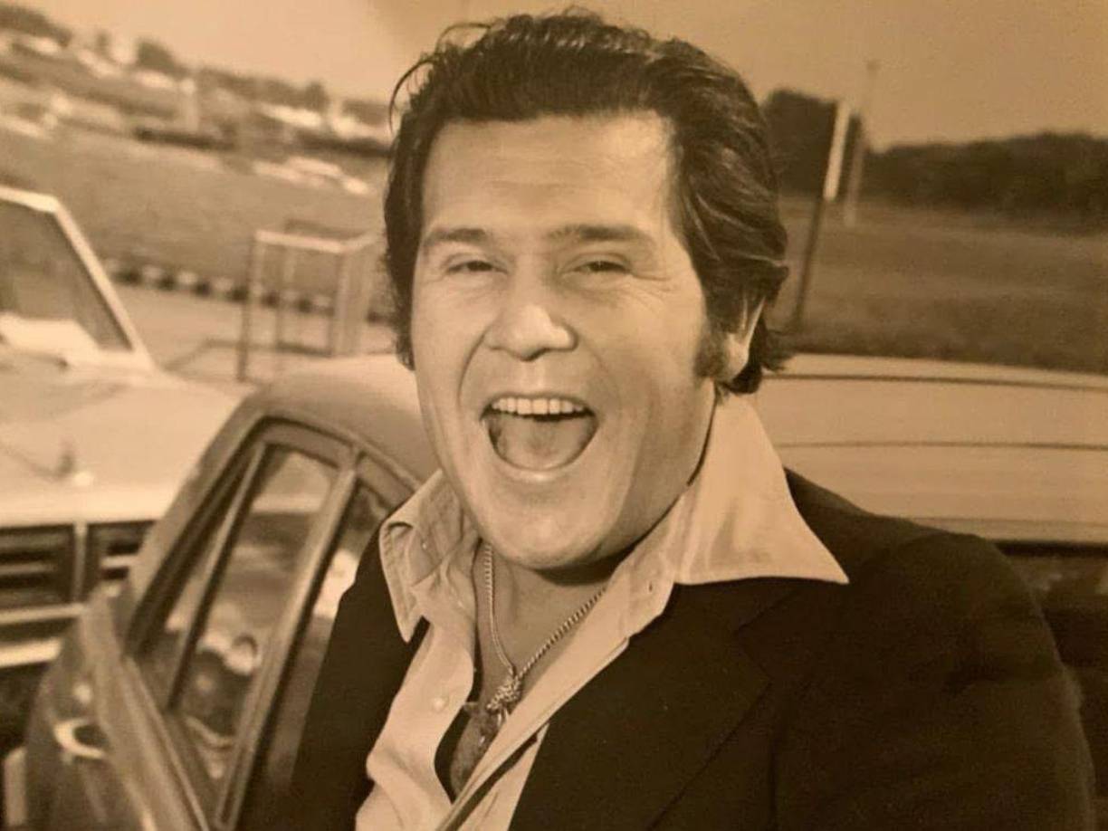 A los 20 años, Leo Dan se mudó a Buenos Aires, donde firmó su primer contrato discográfico con CBS (Sony Discos). Su primer gran éxito fue “Celia”, que rápidamente se convirtió en un éxito de ventas. A este le siguieron temas como “Fanny”, “Cómo te extraño mi amor”, “Estelita” y “Libre solterito y sin nadie”. En 1964, fue elegido para participar en el programa televisivo Sábados Continuados de Canal 9 y luego lanzó su propio show, Bajo el signo de Leo.