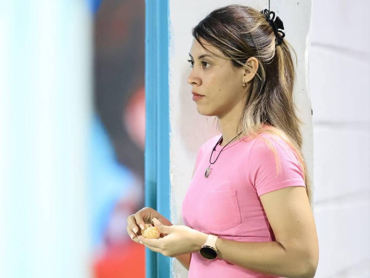 Otras de las chicas que se hizo presente al estadio Morazán con motivo del clásico Real España vs Olimpia.