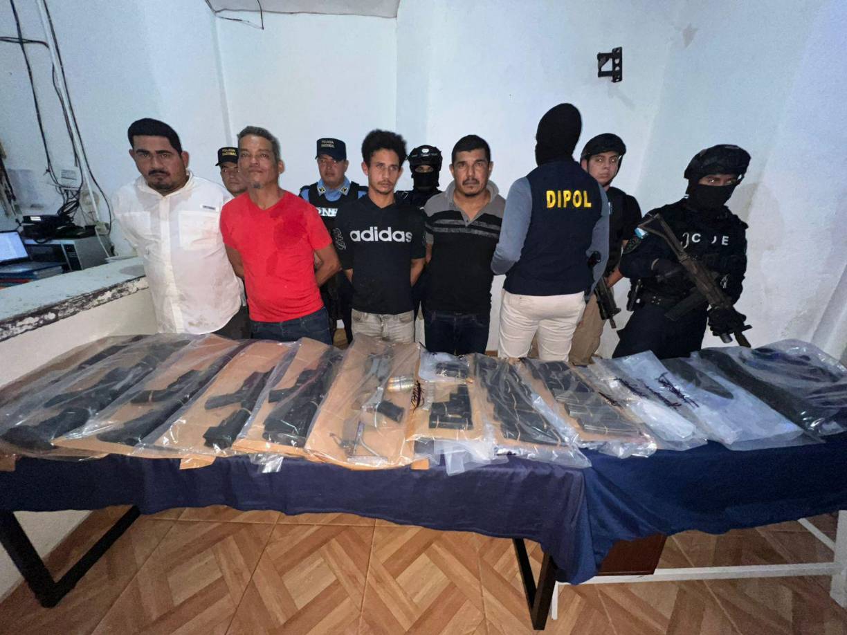 Durante la operación, se detuvo a cuatro personas y se decomisó un arsenal de armas de fuego y municiones.